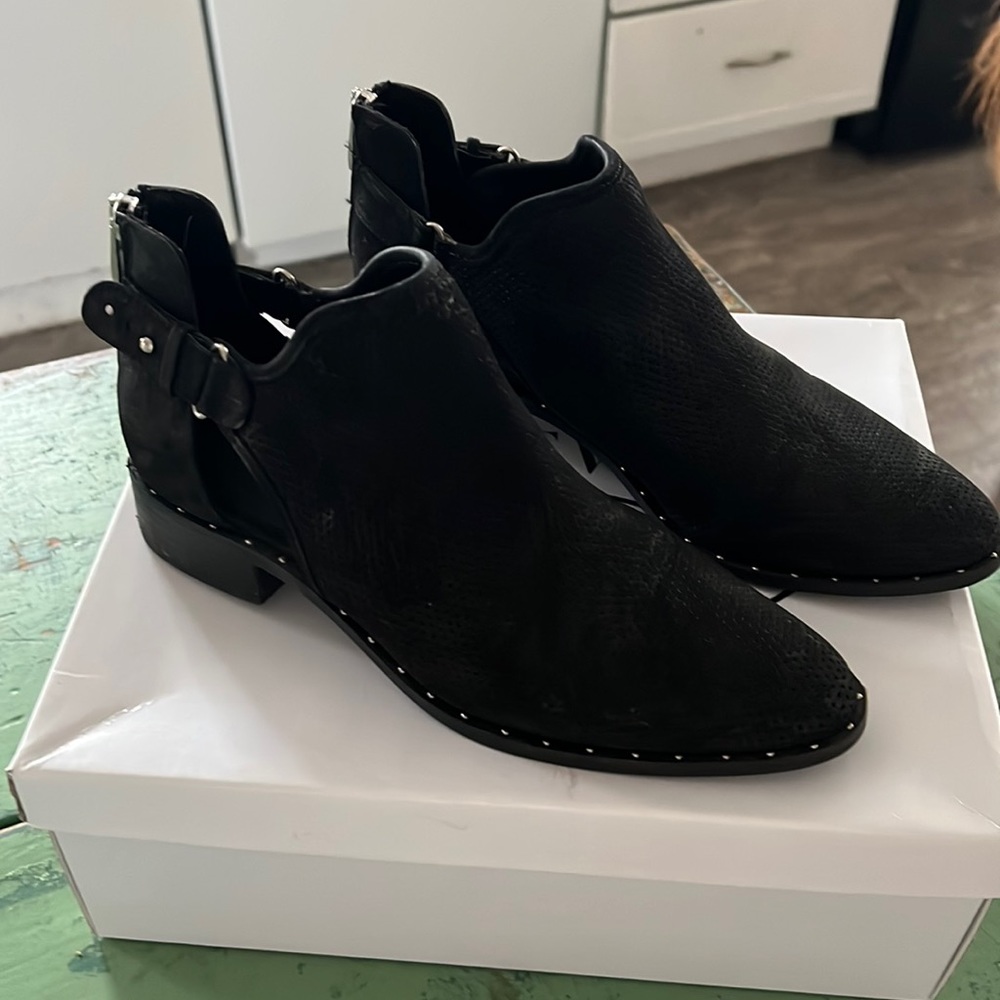 Steve Madden Leather Ankle Boot- Size 7.5